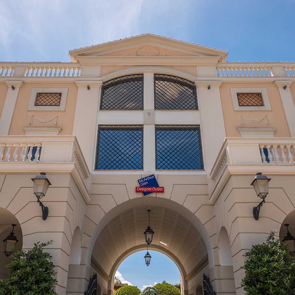 Main entrance La Reggia Designer Outlet