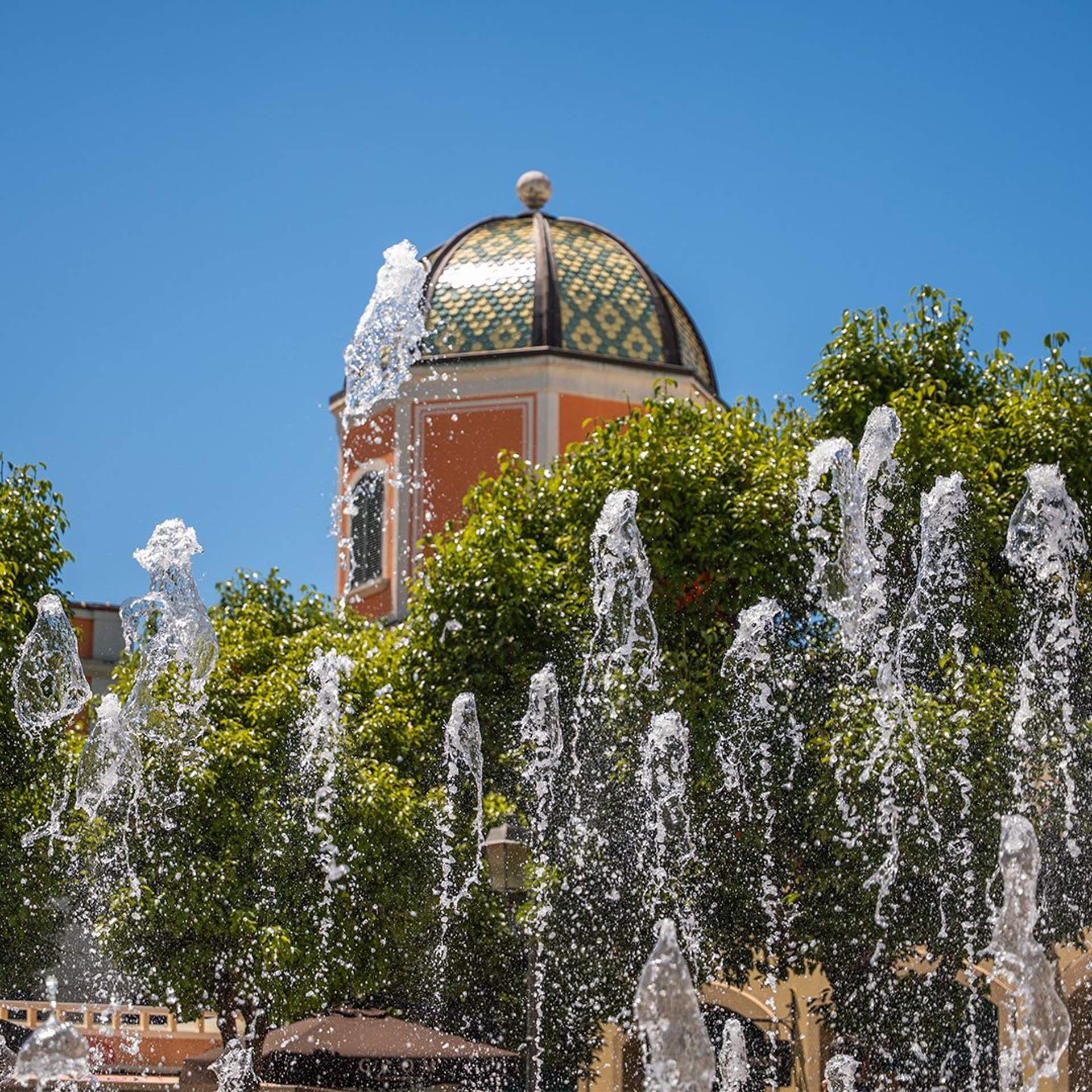 Iconic corner with fountain in La Reggia Designer Outlet