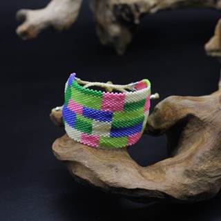 Bracelet made of 2,000 glass beads – hand-threaded. 45% off the original price.